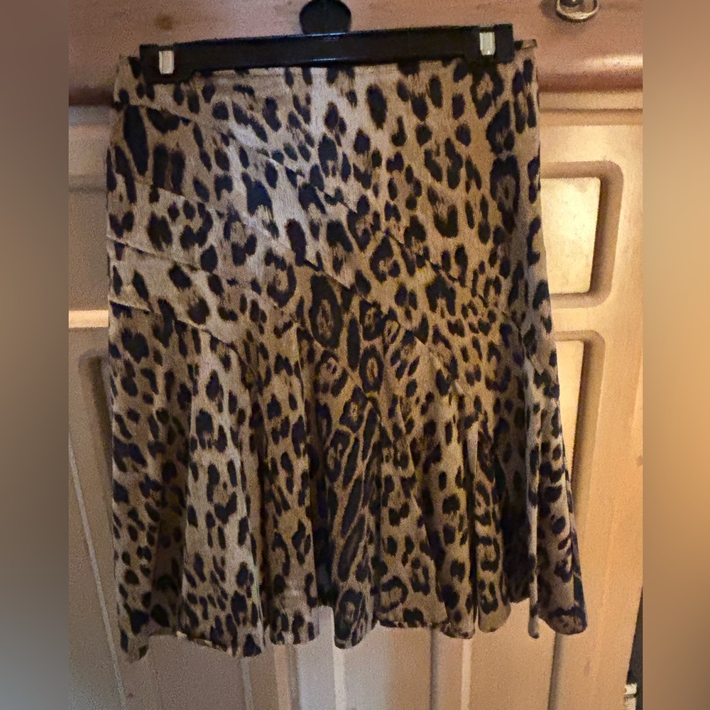 Leopard print skirt knee length pleated stretchy sexy fit Side zipper hook & eye
